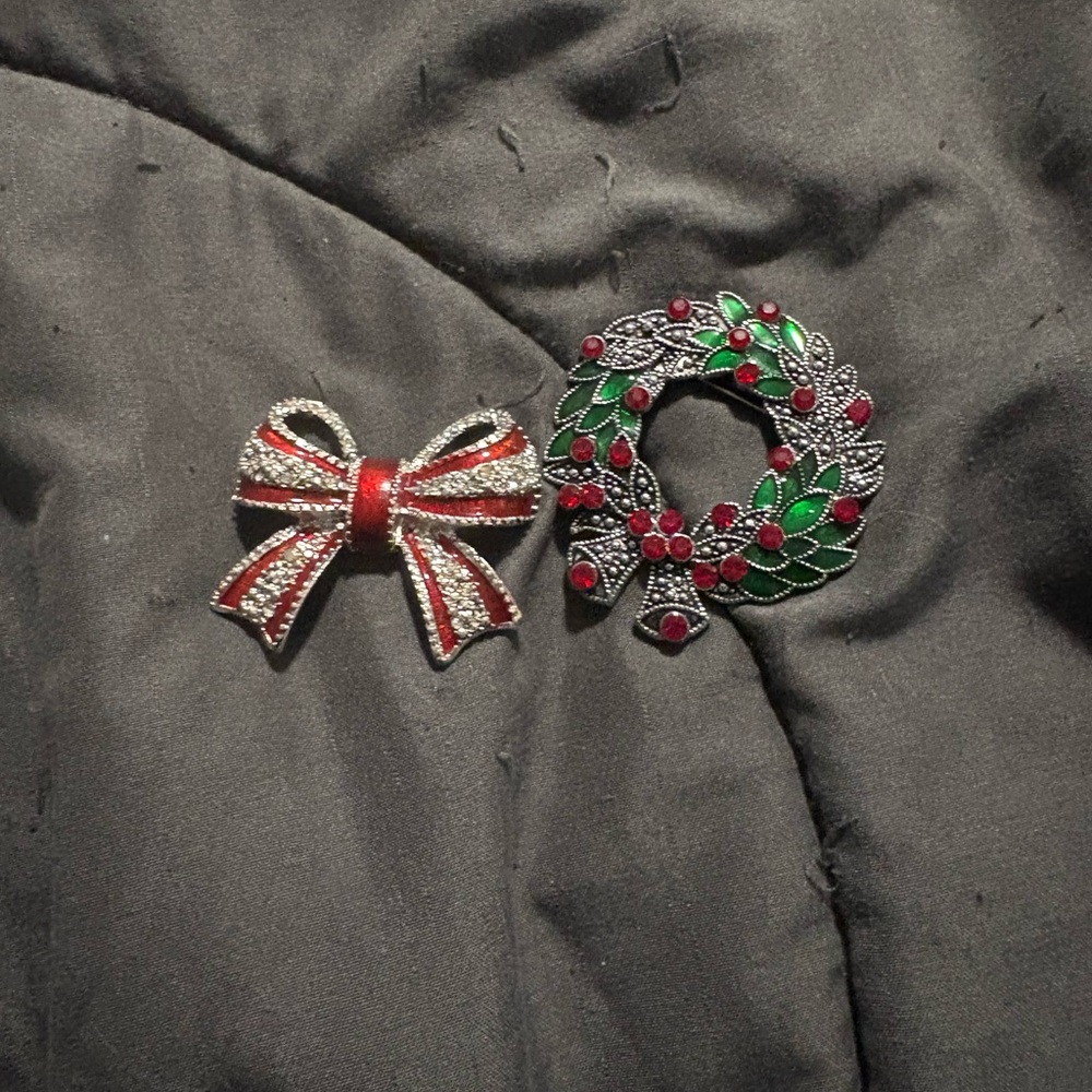Festive Bow and Wreath Brooch Set